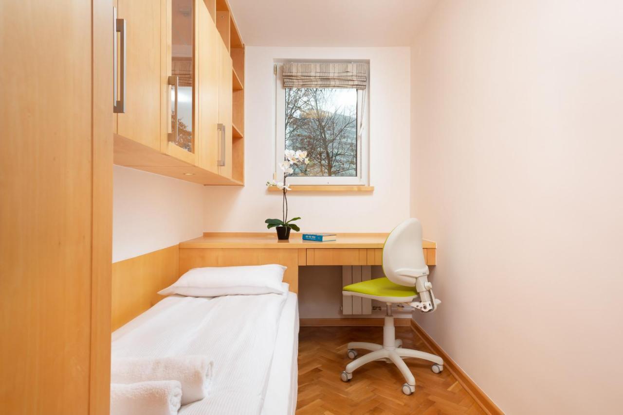 Two-Bedroom Family Apartment Esperanto Next To Klif By Noclegi Renters Warsawa Bagian luar foto